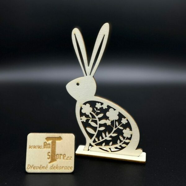 Velikonoční zajíček s květinkovým bříškem