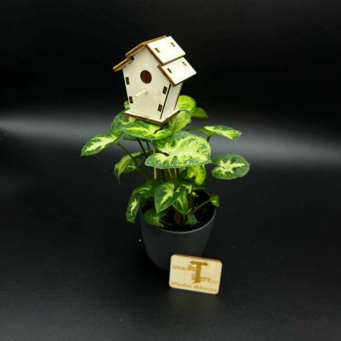 Malá ptačí budka na zápichu Malá ptačí budka na zápichu